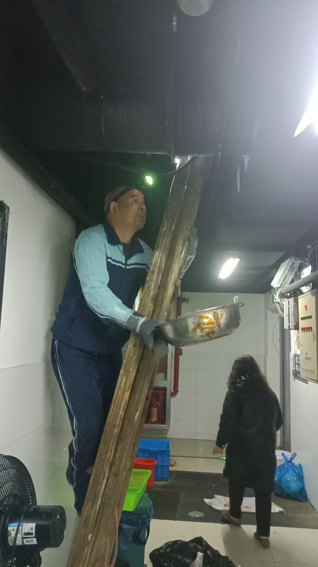 錢江商城開展油煙管道專項清理工作