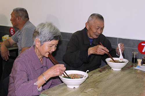 20151021重陽節送長壽面活動3.jpg 20151021重陽節送長壽面活動3.jpg