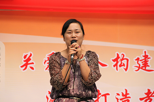 建華文創(chuàng)園黨支部團(tuán)委走訪慰問七古登社區(qū)老人 (1).jpg